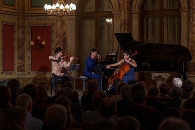 v.l.n.r.  Daniel Dodds Violine Julian Riem Klavier Raphaela Gromes Cello 