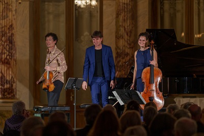 Die Künstler freuen sich über die stehende Ovation