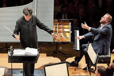 Chefdirigent Michael Sanderling und Solist Lukáš Vondráček Foto Philipp Schmidli