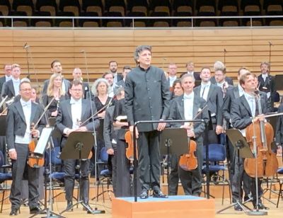 Dirigent Michael Sanderling und seine Mitmusiker freuen sich über den Applaus Foto Vanessa Achermann