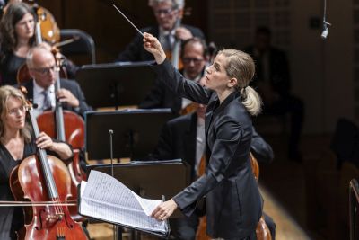 Dirigentin Karina Canellakis hat ihr Orchester total im Griff