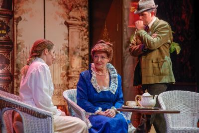 Eliza, Valentina Russo, Hilda Joos als Higgins Mutter und Higgins, Fabian Egli