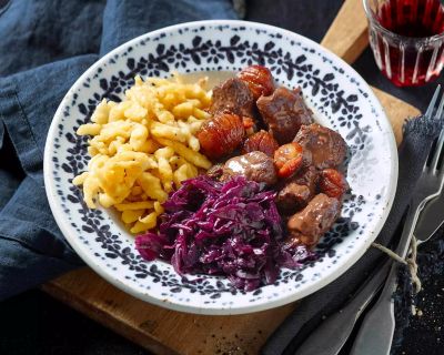 Hirschpfeffer, Marroni, Rotkraut und Spätzli