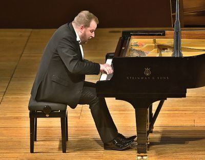 Lukáš Vondráček Solist am Piano Foto Operaplus cz