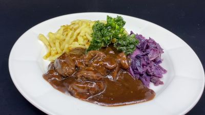 Rehpfeffer, Spätzli  und Rotkohl