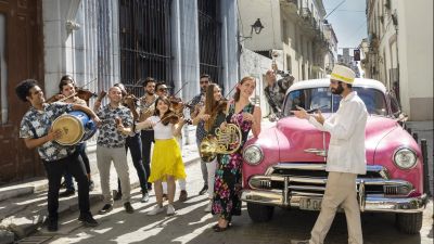 Sarah Willis und José Antonio Méndez Padrón mit Mitgliedern des Havana Lyceum Orchestra Foto  Monika Rittershaus (
