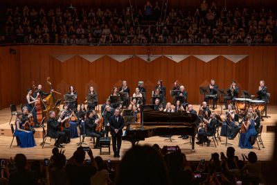 Solist und Orchester geniessen den Applaus