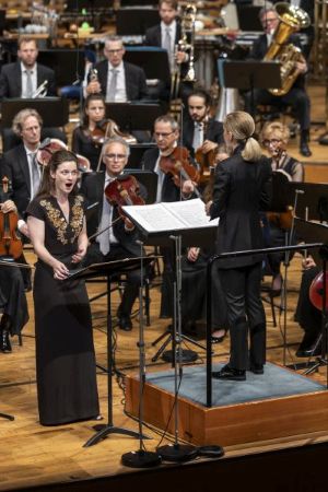 Sopranistin und Dirigentin hochkonzentriert