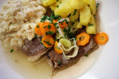 Tafelspitz mit seinem Sud angerichtet