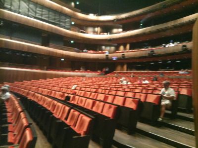 Langsam füllt sich der Theatersaal