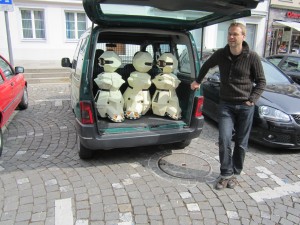 Dr. Daniel Schober mit den reisebereiten Topos im Frühling 2012 in Sursee
