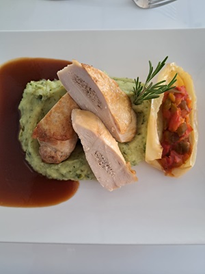 Heimische Hühneerbrust gefüllt mit Steinpilzfarce Kartoffel - Spinatcreme und gegrillte Spitzpaprika