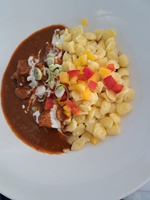Kalbsgoulasch mit Spätzle und Sauerrahm