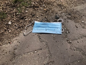 Benutzte Gesichtsmaske auf Boden Foto Alexander Hauk pixelio.de