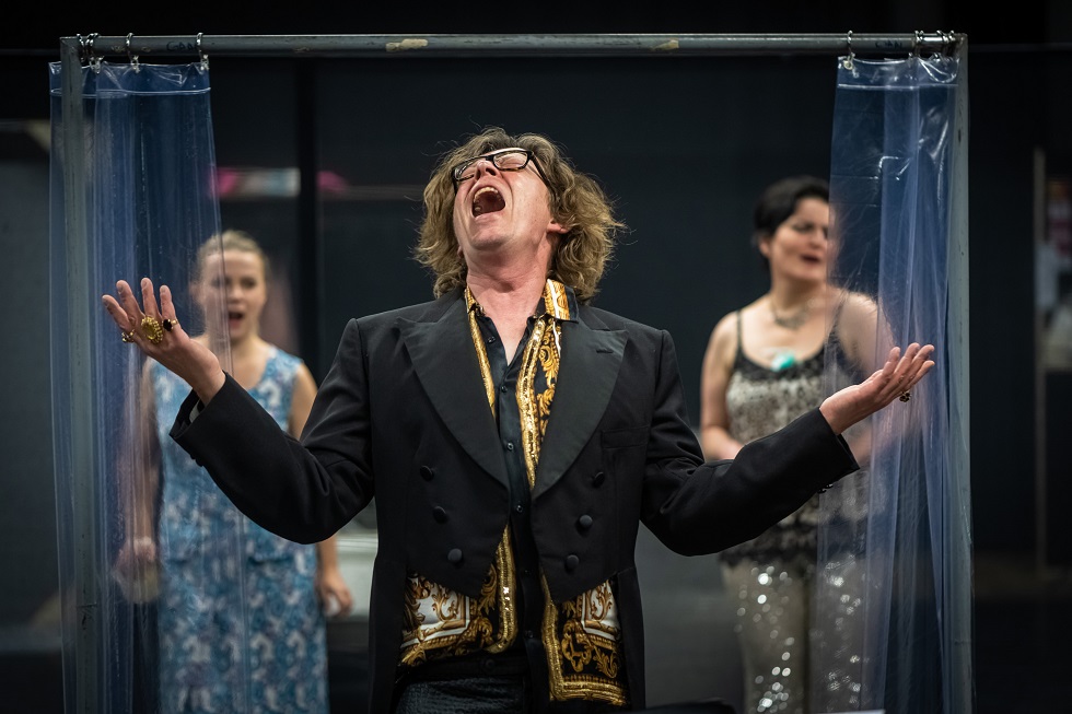 Blaubarts Frauen Szenenfoto von Ingo Hoehn