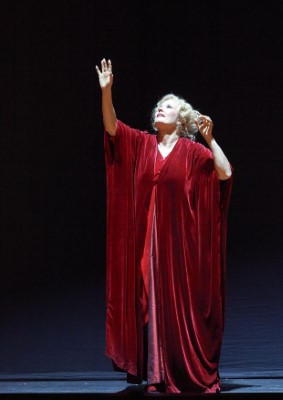 Camilla Nylund als Die Kaiserin