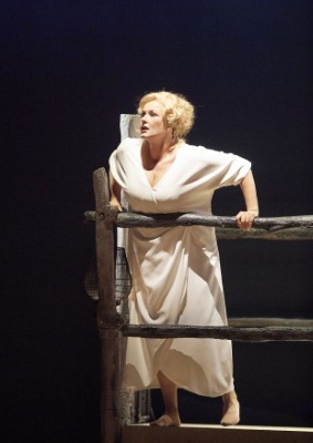 Camilla Nylund als die Kaiserin