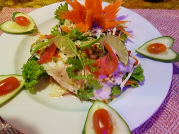 Gedämpfter SNAPPER mit Liebe serviert