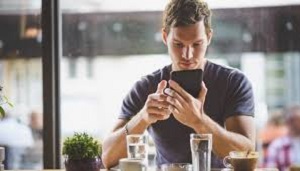 Handynutzer im Restaurant 