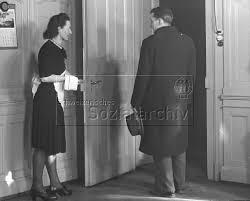 Höflich öffnet die Serviertochter dem gnädigen Herrn die Türe