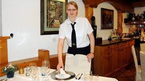 Korrekt gekleidete Servicefachfrau heutzutage