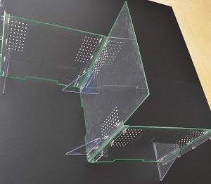 Kunstsstofftrennwand in Restaurant Symbolbild