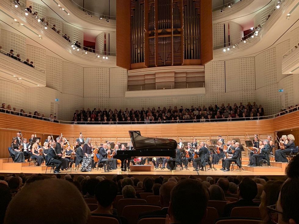 Martha Argerich betritt die Bühne Foto Demian Krieger