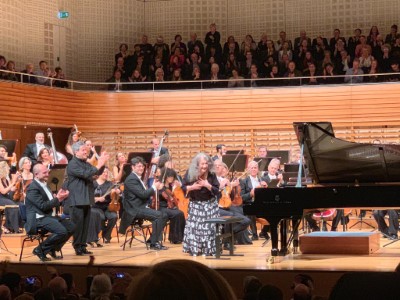 Martha Argerich freut sich über den Applaus