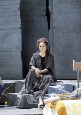 Mihoko Fujimura als die Amme