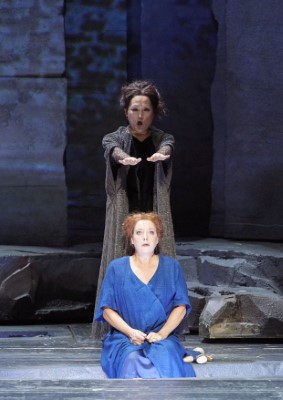 Mihoko Fujimura als die Amme, Nina Stemme als Baraks Weib