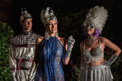 Raya Sarontino als Frau Luna