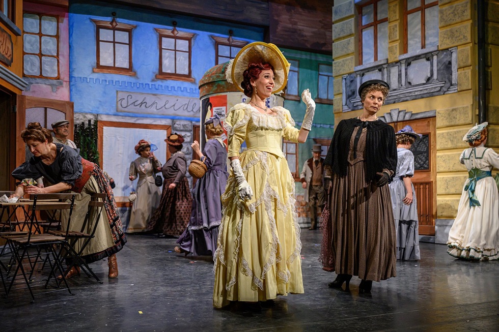 Raya Sarontino, auf Erden als als Flora Huschke, mit Gaby Meier Felix, links und Cècile Gschwind, rechts.