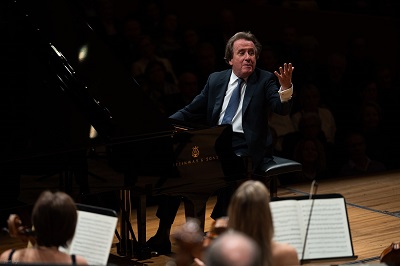 Rudolf Buchbinder am Piano zeigt wos lang geht