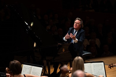 Rudolf Buchbinder gibt den Takt an