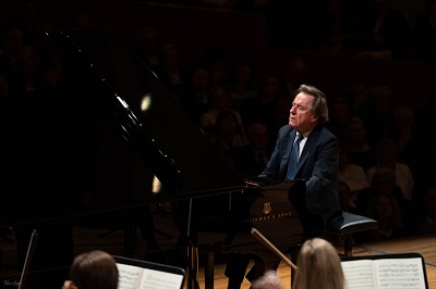 Solist Rudolf Buchbinder hochkonzentriert