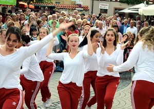 Weinseligkeit in Gassen und Höfen