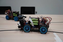 Selbstgebaute Modellfahrzeuge veranschaulichen die innovative Idee des Bayreuther Teams, autonomes Fahren und ein Blockchain-basiertes Vergütungssystem zu kombinieren.  Foto: Enes Kucevic.