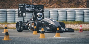 Auf dem Formel-1-Kurs des Barcelona-Catalunya Circuit in Spanien „in action“: der von Studierenden der Hochschule Karlsruhe selbst konstruierte und gebaute Rennwagen  Foto: Richard Hermann