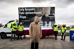Der Präsident des Deutschen Verkehrssicherheitsrats Dr. Walter Eichendorf bei der Enthüllung der Plakate zur Aktionswoche 