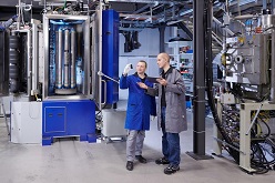 Auf dem Weg zur Supraschmierung spielen extrem harte »Diamor«-Schichten auf Kohlenstoff-Basis eine Schlüsselrolle.  © Jürgen Jeibmann/Fraunhofer IWS Dresden