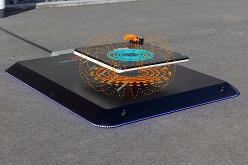 Spulensystem mit Feldlinien. Die obere Platte ist ins Fahrzeug integriert, die untere Platte ist eine Bodenplatte.  Zollner Elektronik AG