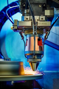 Beschichtung einer Bremsscheibe mit EHLA.  © Fraunhofer ILT, Aachen / Volker Lannert.