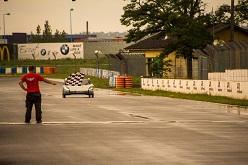  Das erfolgreiche Finish eines langen Renntages im französischen Albi: der thyssenkrupp SunRiser fährt am Ende des Wettbewerbs nach acht Stunden und 400 erfahrenen Kilometern über die Ziellinie der Rennstrecke.