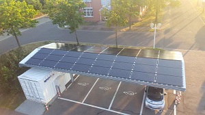 Die zentrale Forschungsplattform im Verbundprojekt besteht aus einer Photovoltaik-Anlage als Energiequelle, einer Vanadium-Redox-Flow-Batterie als Energiespeicher und vier Ladestationen für Elektrofahrzeuge.  IZES gGmbH