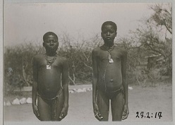 Herero-Mädchen mit Kriegsgefangenenmarken  Museum für Völkerkunde Hamburg