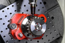 Die Projektpartner realisierten erstmals eine Prozesskette zur Fertigung der Zahnräder mittels 5-Achs-Fräsen mit anschließendem 5-Achs-Schleifen.  © Fraunhofer IPT