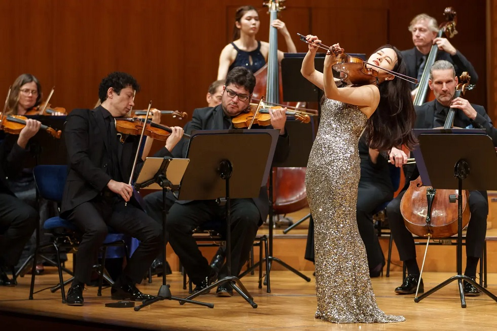 Die Violonistin Bomsori Kim mit den Festival Strings im KKL Foto Fabrice Umiglia