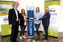 Die Projektpartner von Power2Load: Dr. Peter Westerbarkey (Westaflex GmbH), Julia Eberharter (Archimedes Technik GmbH), Katrin Schulte und Prof. Dr.-Ing. Jens Haubrock (beide FH Bielefeld)  FH Bielefeld