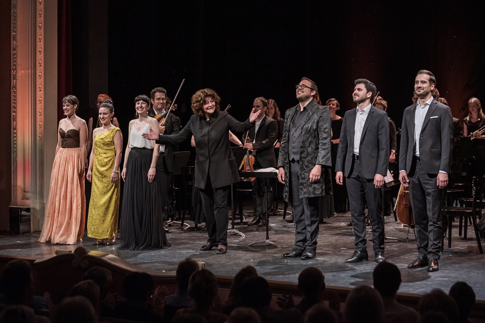 Alle Mitwirkenden geniessen den verdienten Schlussapplaus, Foto Roberto Conciatori