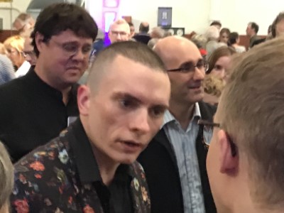 Cameron Carpenter erfüllte in der Pause fleissig und geduldigAutogrammwünsche 